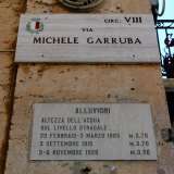 Ci lasciamo alle spalle le case degli alluvionati e ci dirigiamo in via Garruba e via Trevisani. Qui due targhe di recente fattura ci ricordano ancora una volta le disastrose alluvioni del 1905, 1915 e 1926, con segnata accanto persino l'altezza dell'acqua sul livello stradale. Sulla prima sono indicati rispettivamente in metri 0,70, 0,70 e 0,90